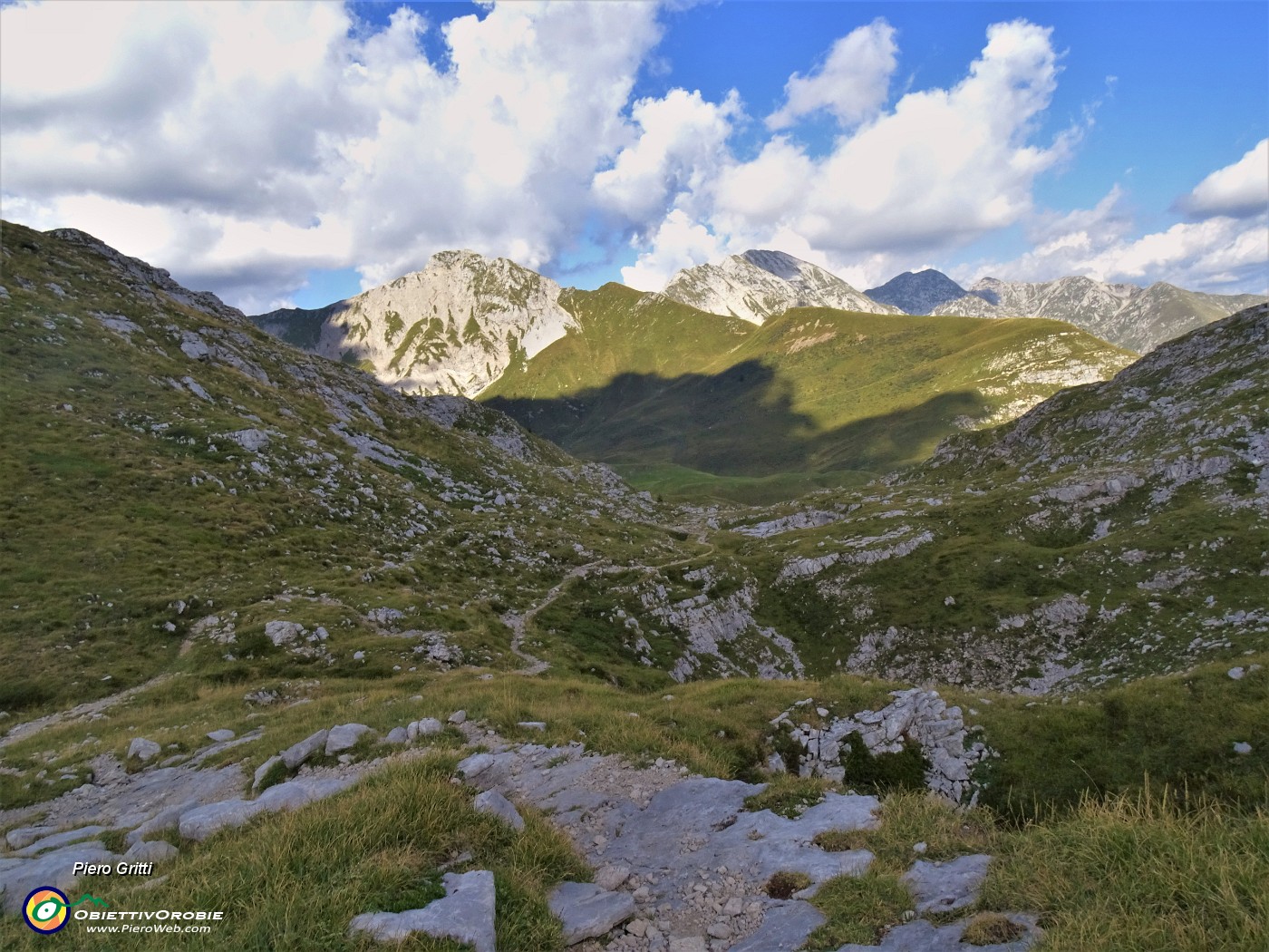 63 Da Bocchetta di Grem raggiunta Bocchetta di Cimetto (1935 m) vista sul pianoro di Camplano e le sue cime.JPG